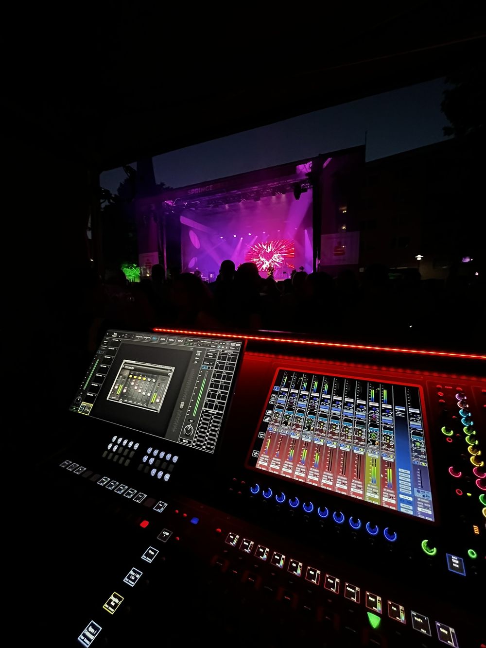 FoH-Mischpult vor einer Open-Air-Bühne